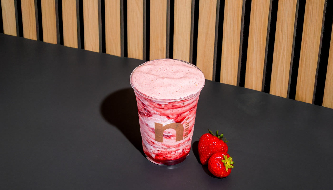Strawberry Bliss Smoothie - Deluxe Ambiance